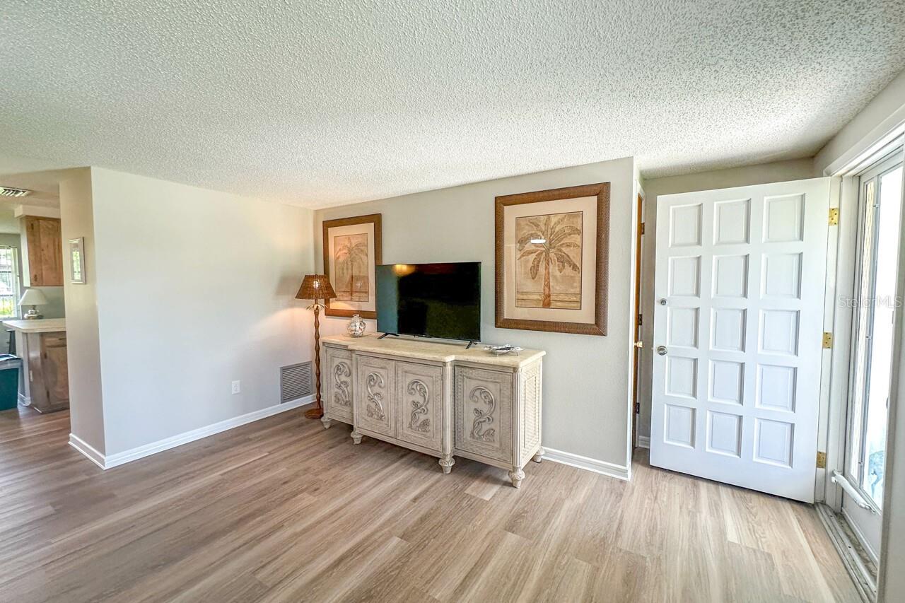 Image 19 of 45 For 665 Suncrest Lane