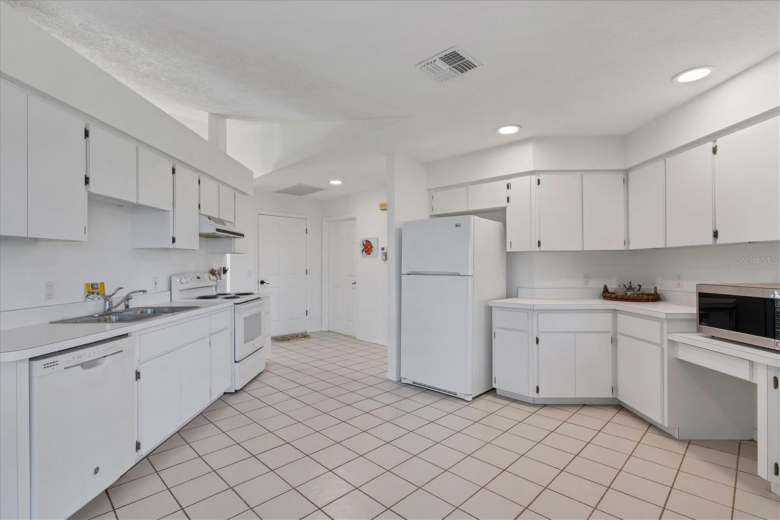 Image 19 of 47 For 20 Leeward Drive