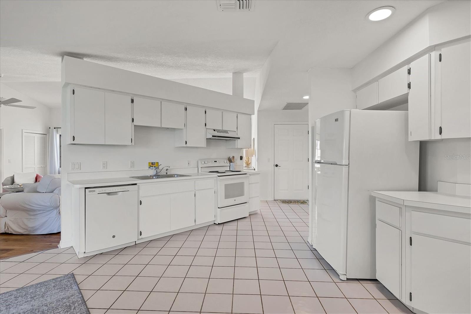 Image 20 of 47 For 20 Leeward Drive