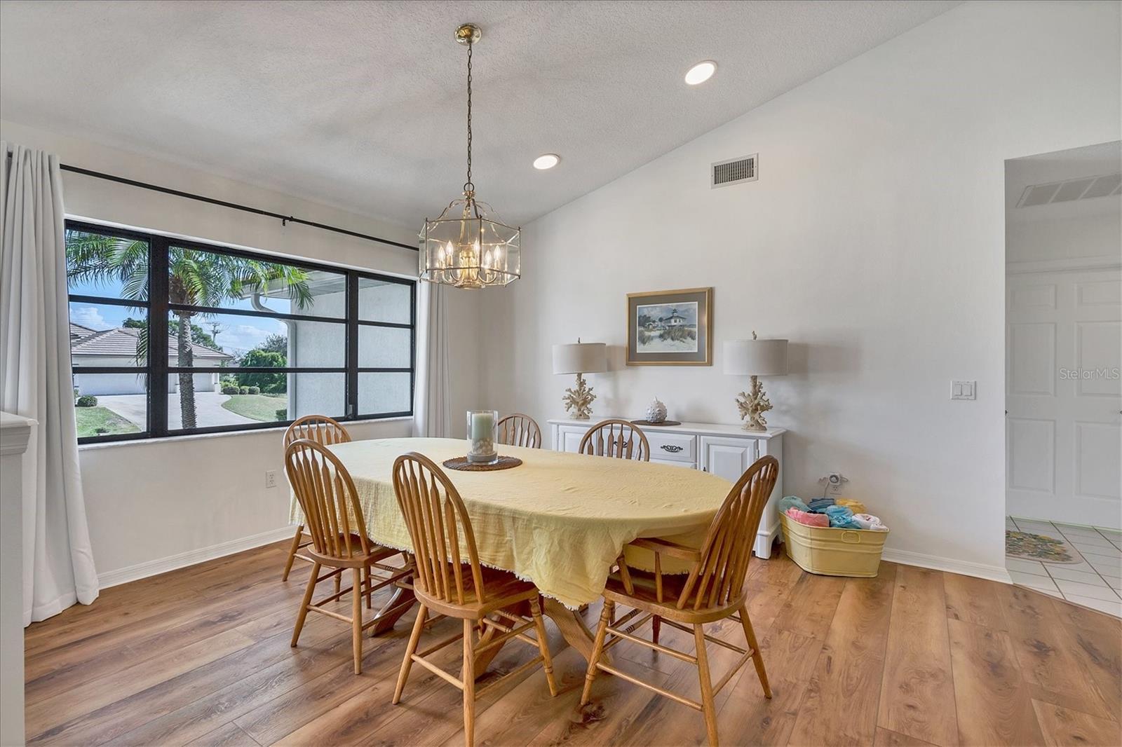 Image 21 of 47 For 20 Leeward Drive