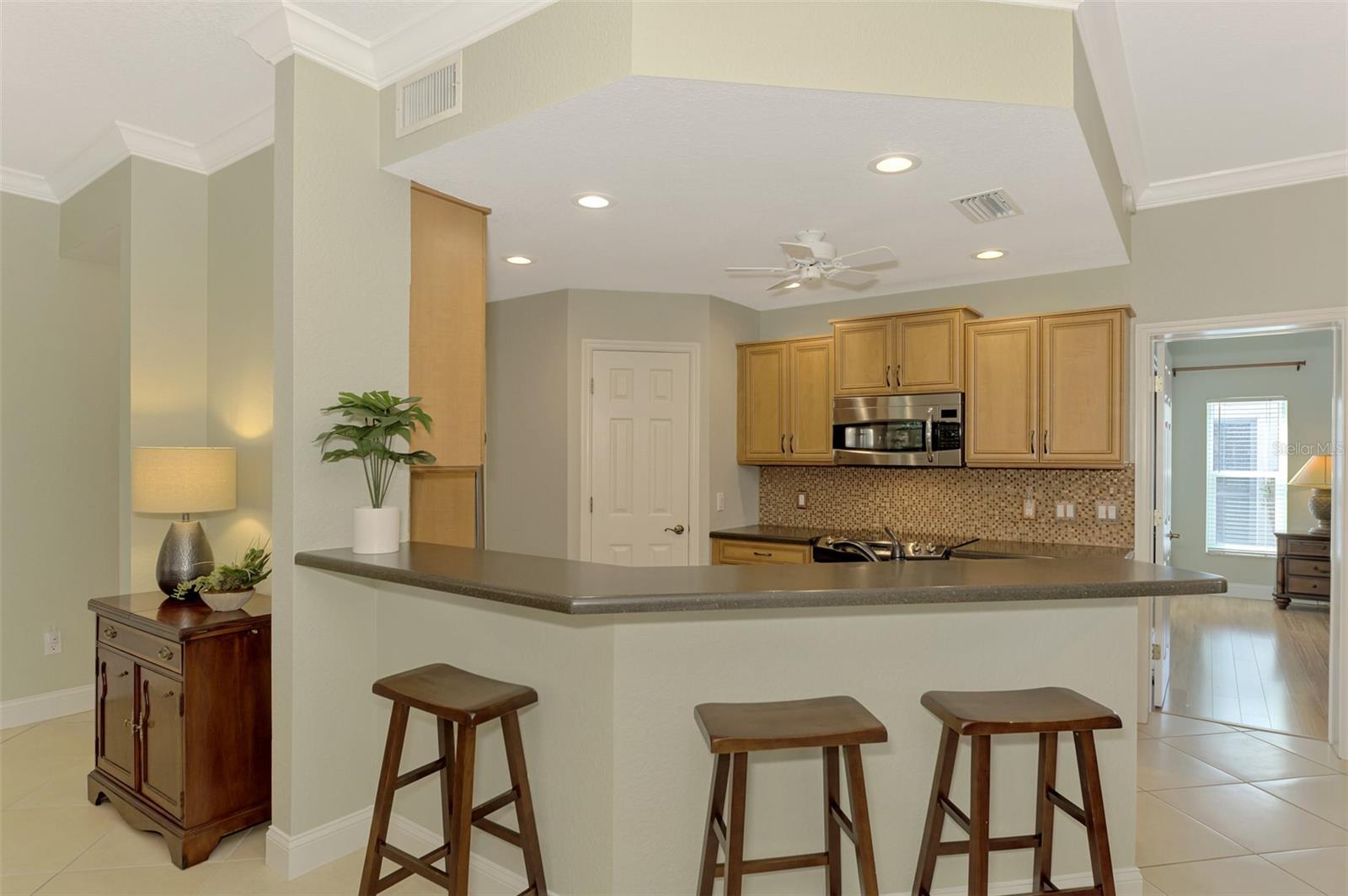 Image 10 of 70 For 3113 Club Drive 118