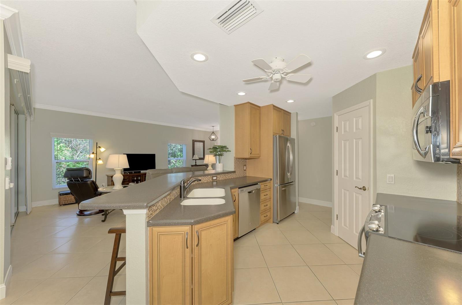 Image 14 of 70 For 3113 Club Drive 118