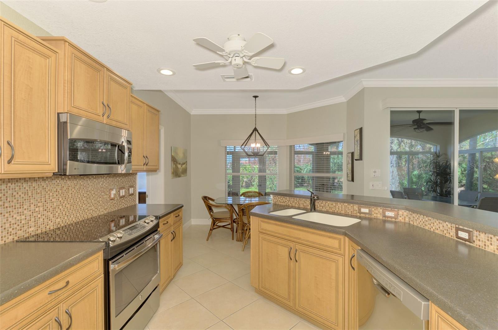 Image 16 of 70 For 3113 Club Drive 118
