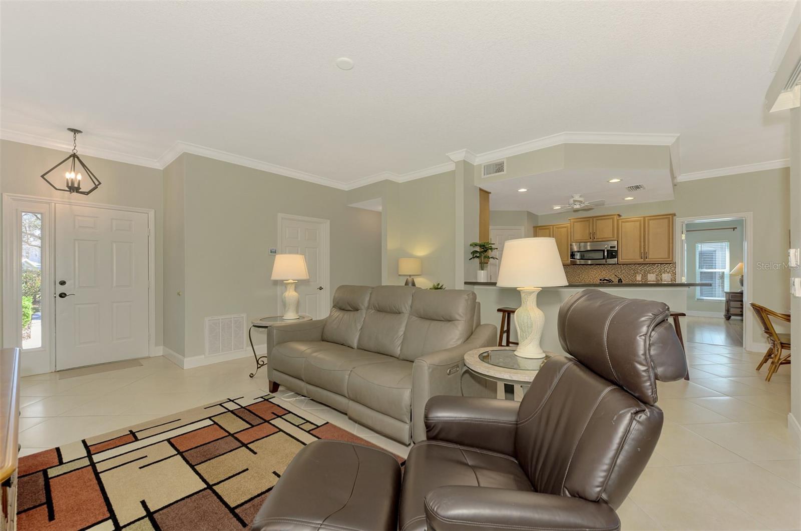 Image 9 of 70 For 3113 Club Drive 118