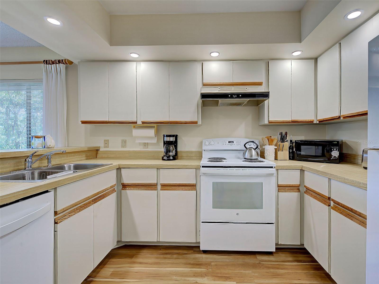 Image 22 of 74 For 220 Southampton Drive  325