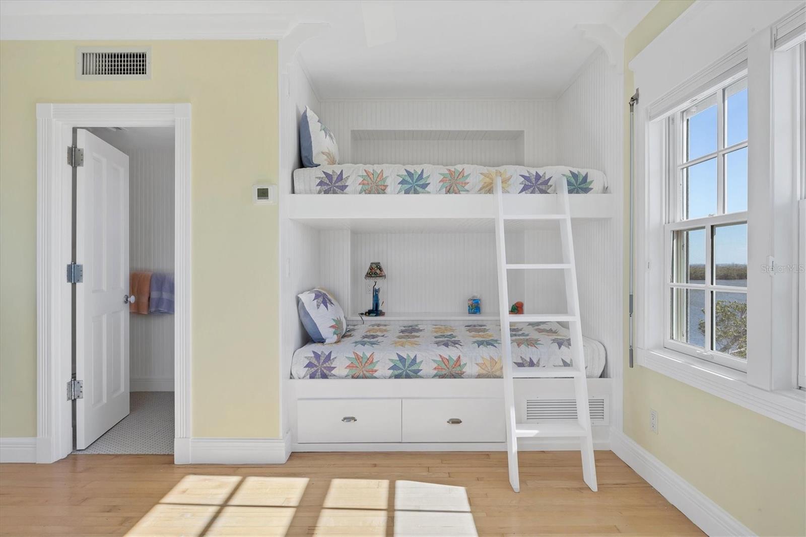 Image 30 of 53 For 208 Harbor Drive