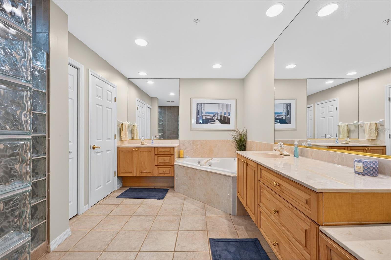 Image 31 of 62 For 242 Hidden Bay Drive 401