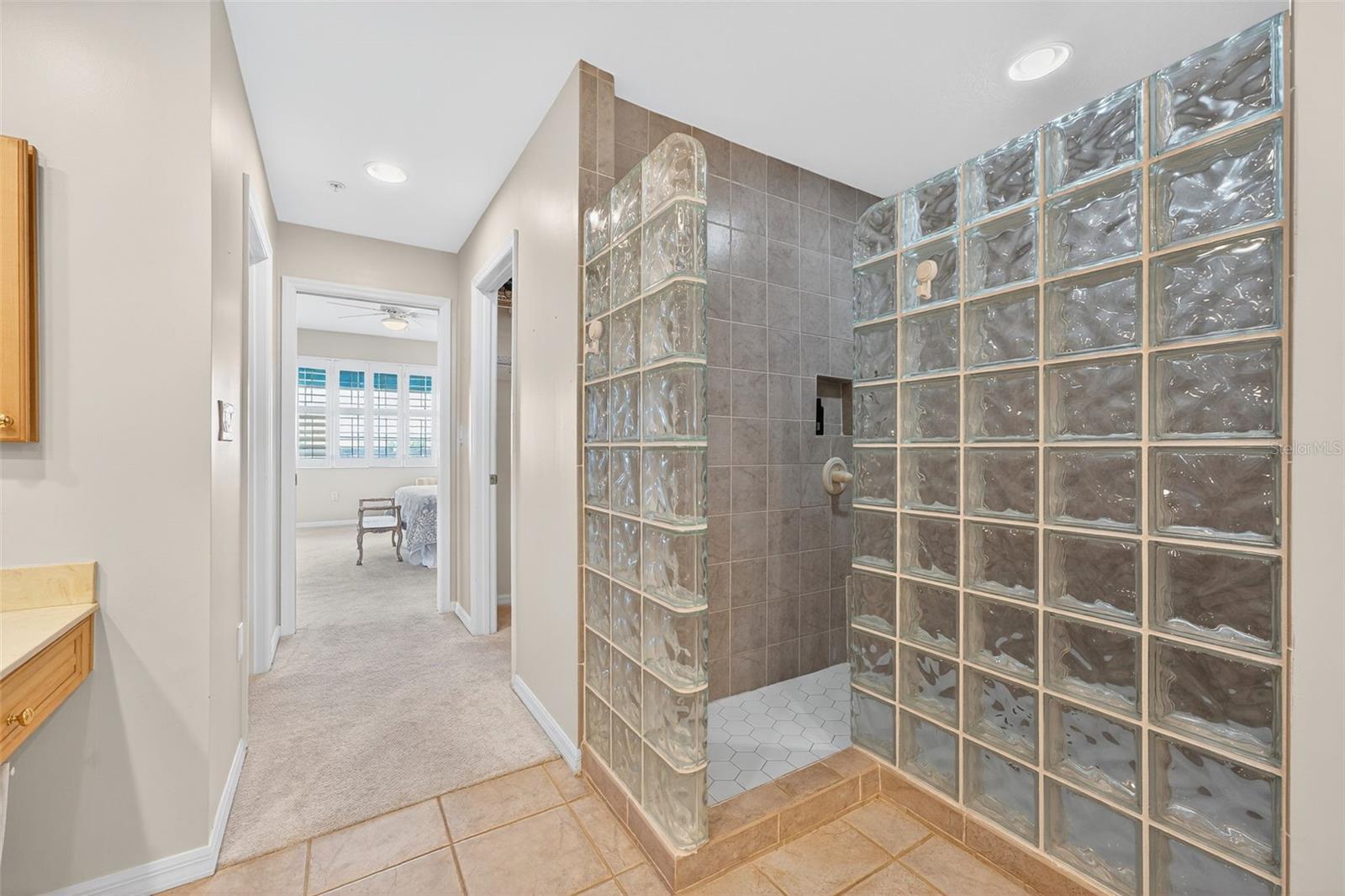 Image 34 of 62 For 242 Hidden Bay Drive 401