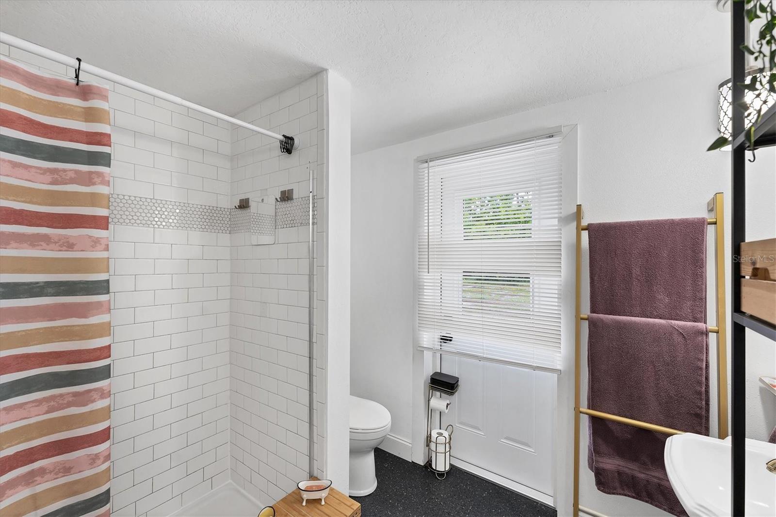Image 21 of 53 For 1651 Lakeview Place