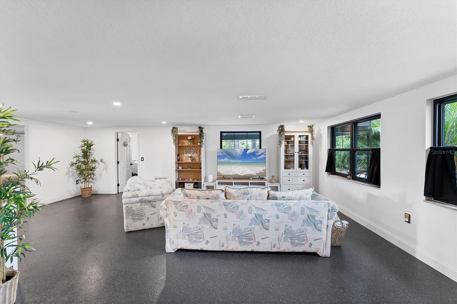 Image 3 of 53 For 1651 Lakeview Place