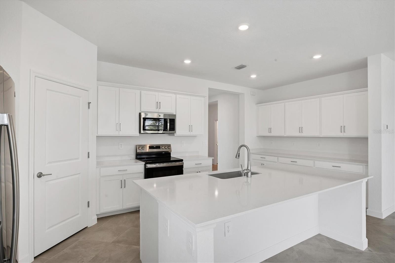 Image 11 of 49 For 7863 Lakes Edge Lane