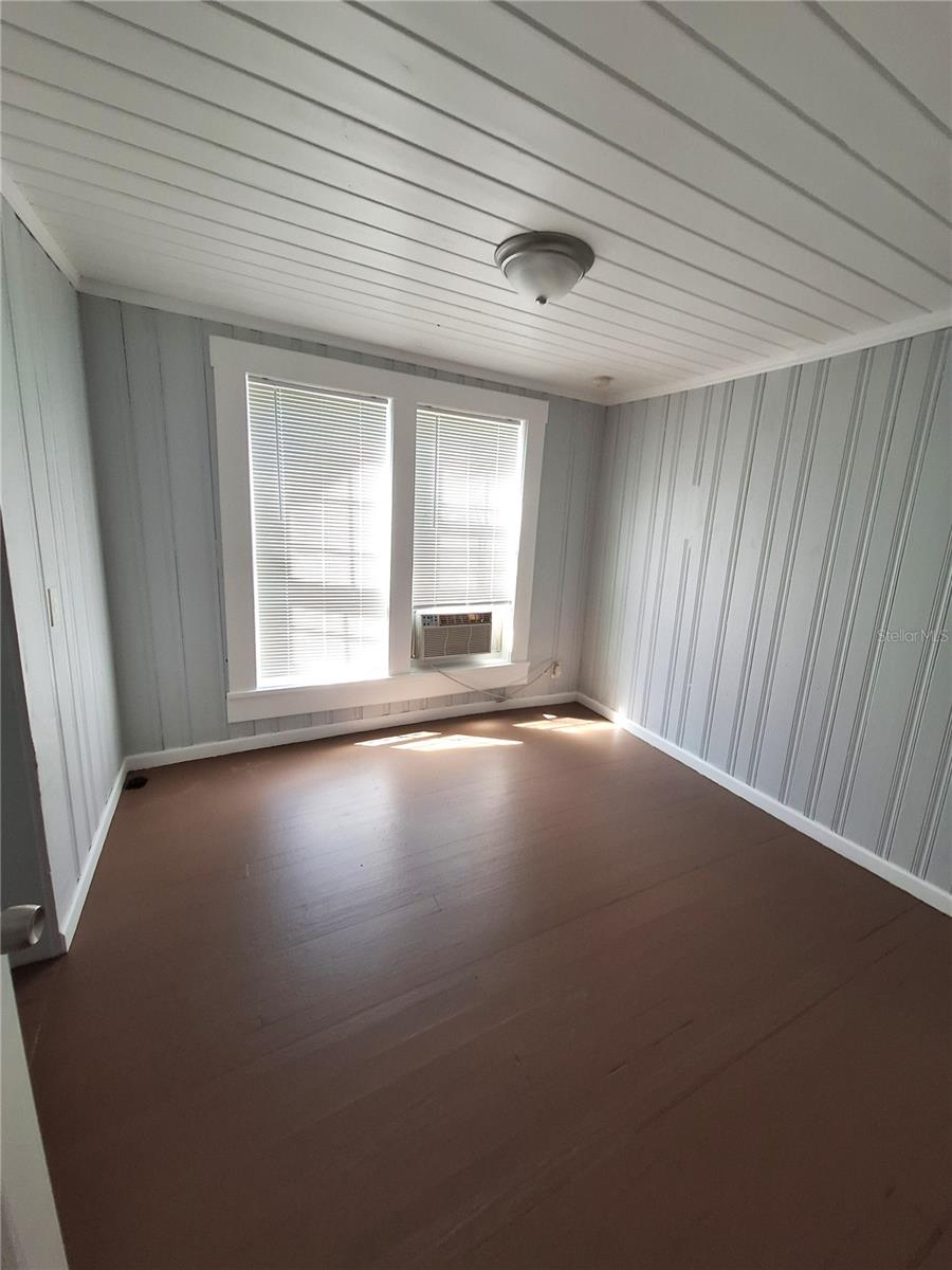 Image 11 of 32 For 102 Virginia Street