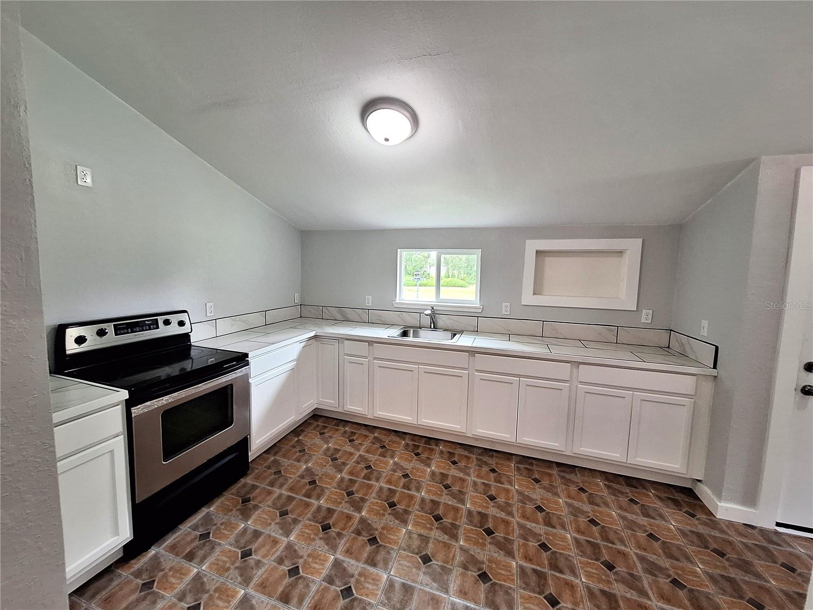 Image 22 of 32 For 102 Virginia Street