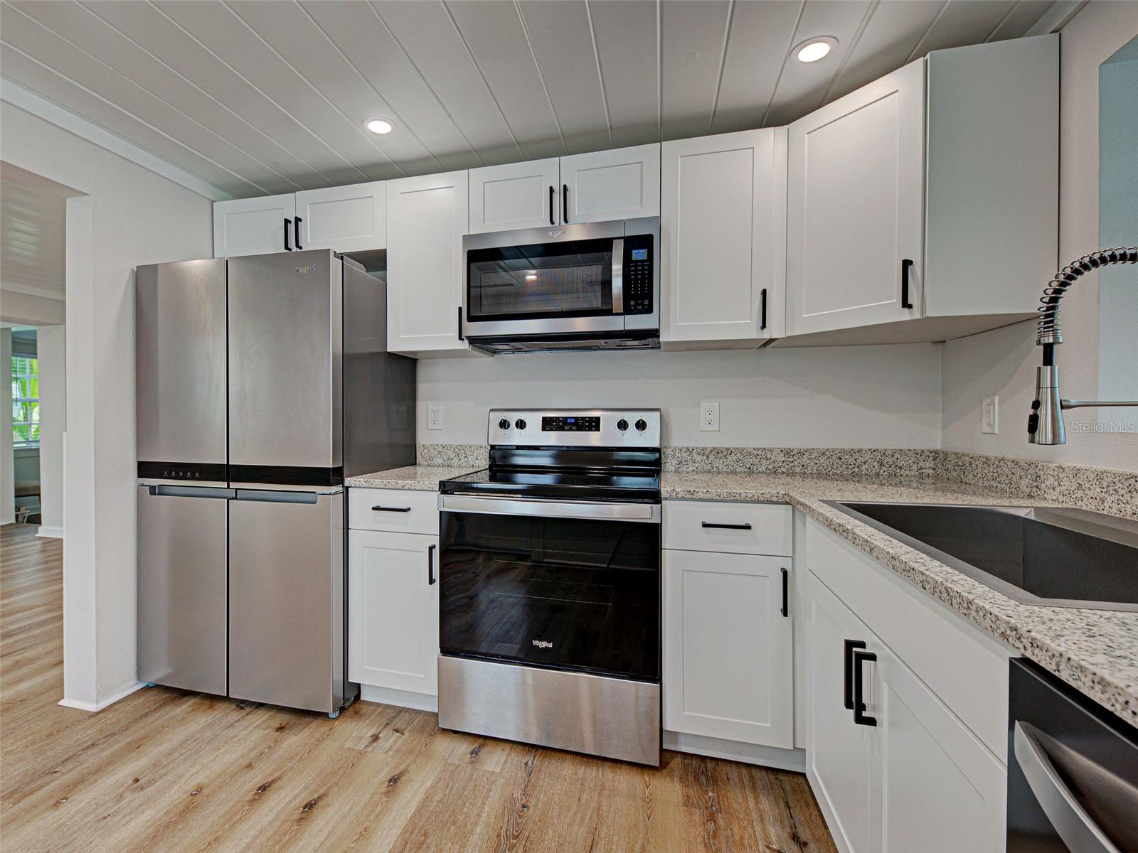 Image 11 of 38 For 415 Yale Street