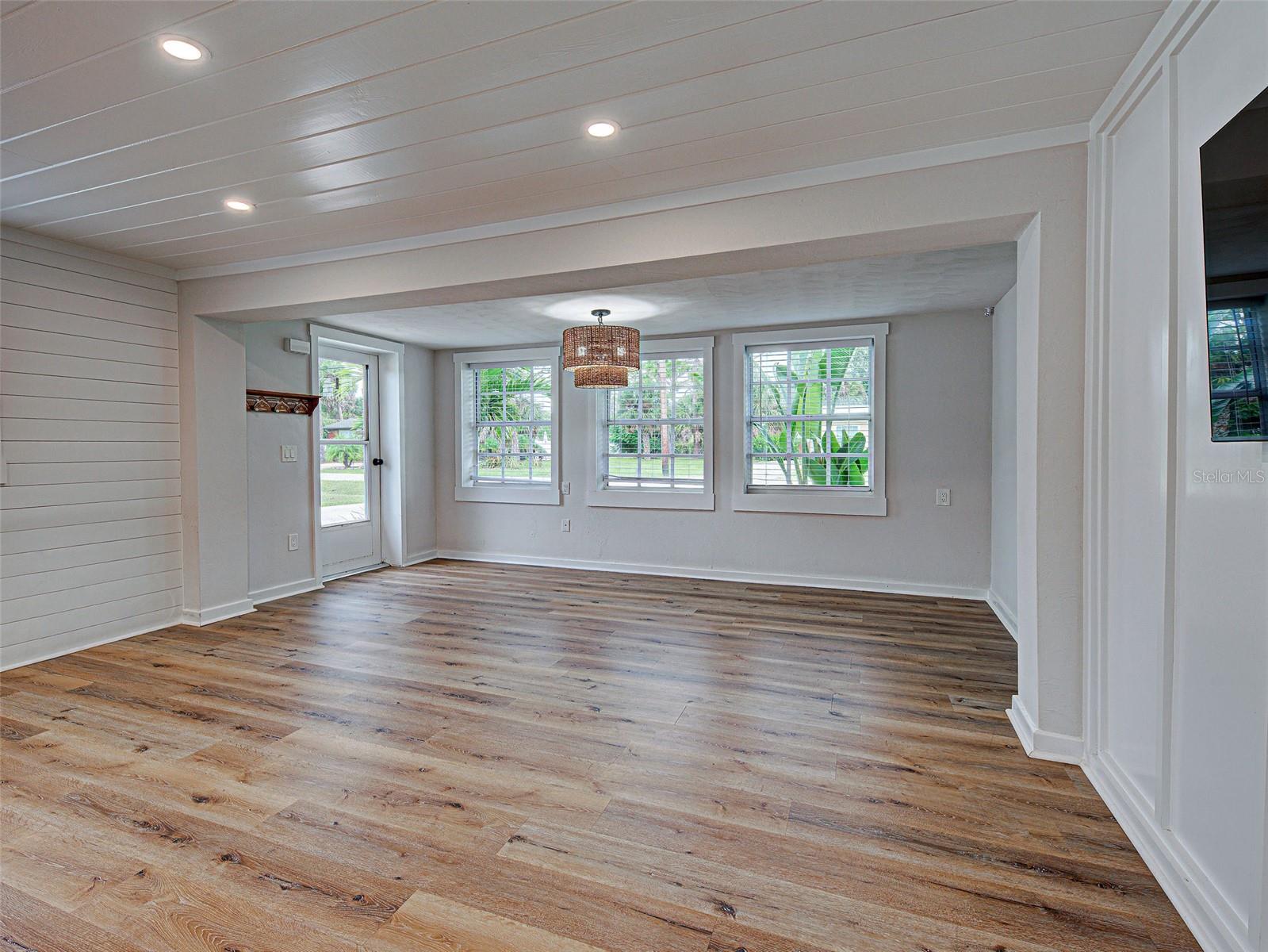 Image 16 of 38 For 415 Yale Street