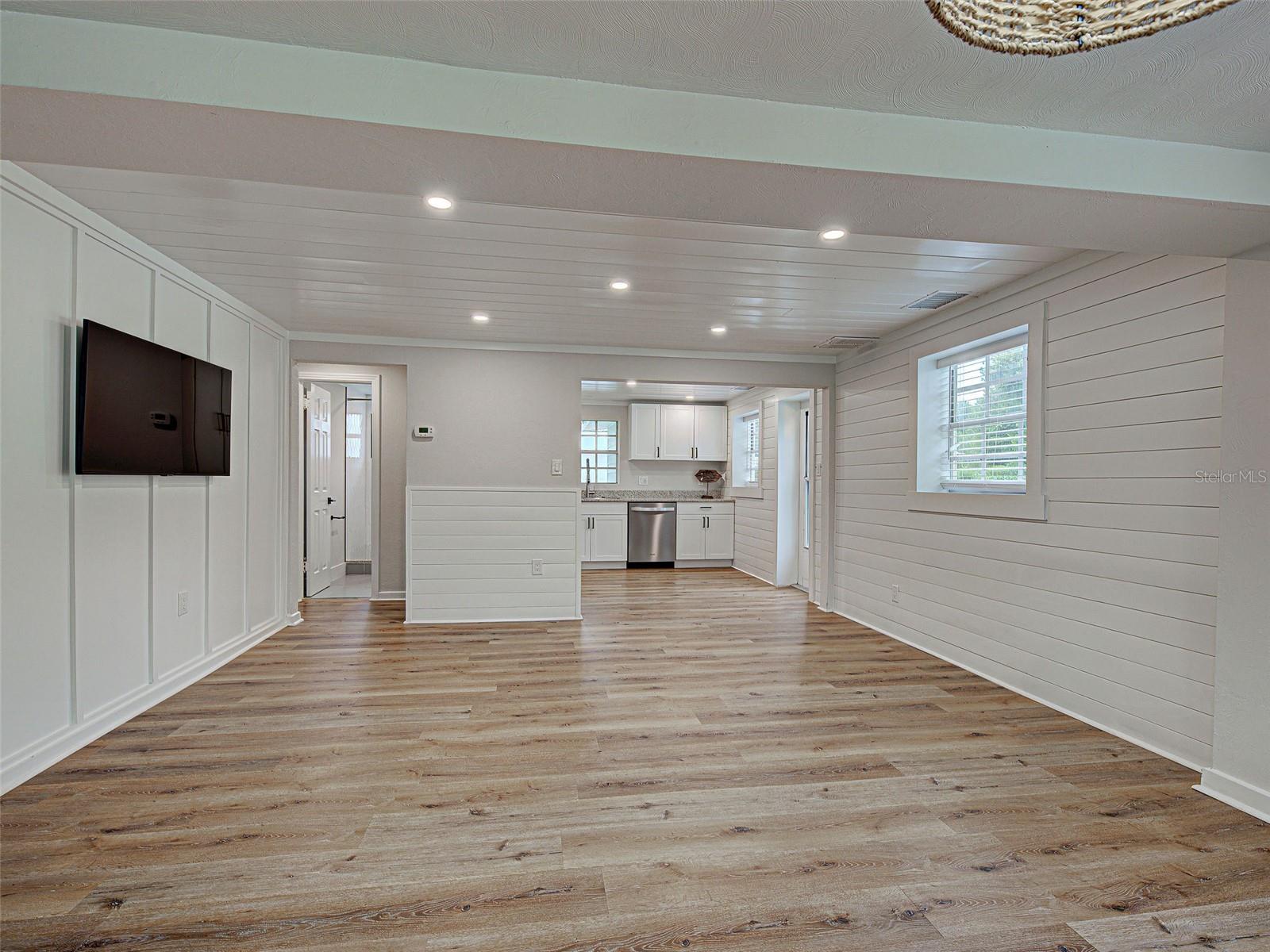 Image 17 of 38 For 415 Yale Street