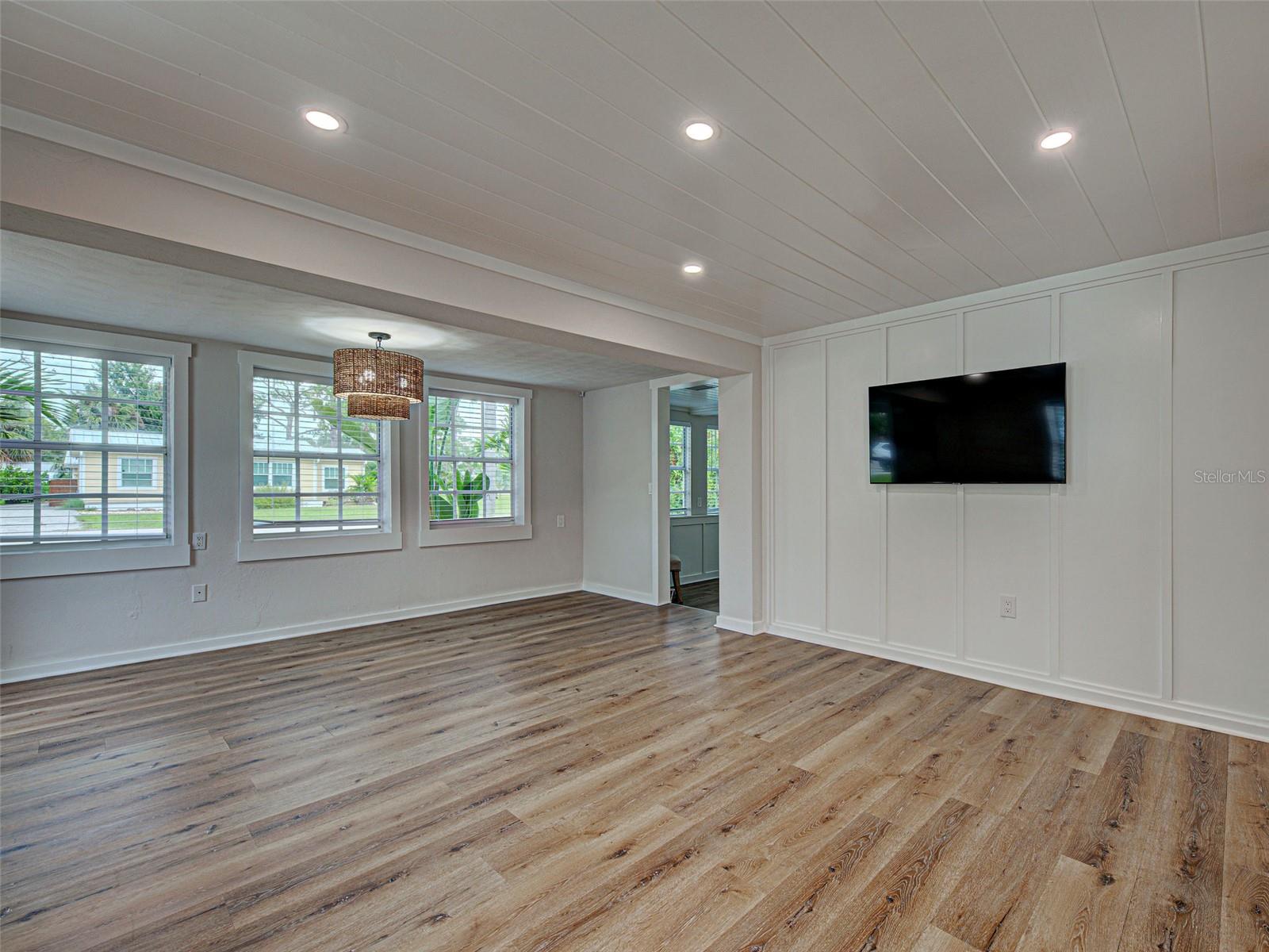 Image 19 of 38 For 415 Yale Street