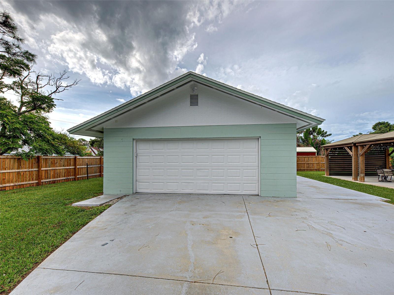 Image 7 of 38 For 415 Yale Street