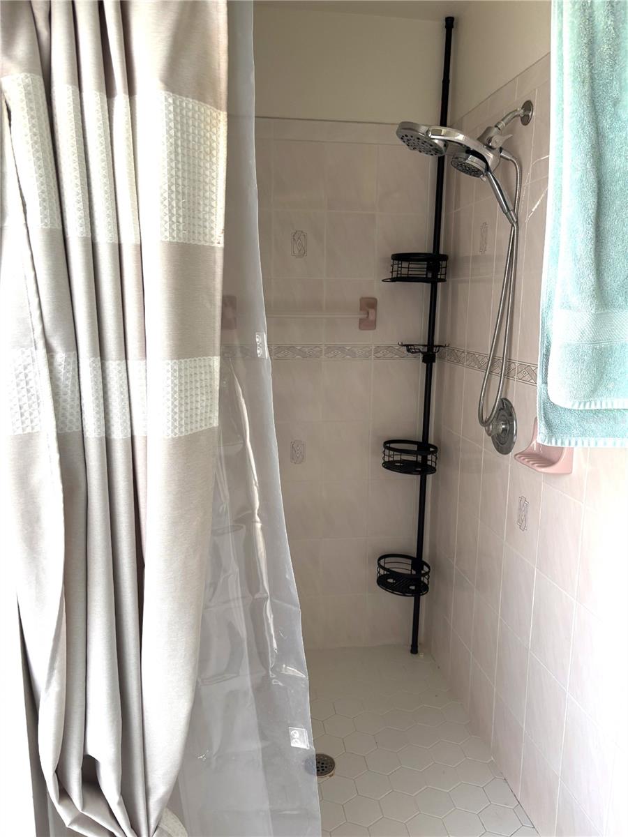 Image 22 of 34 For 257 Broadmoor Lane