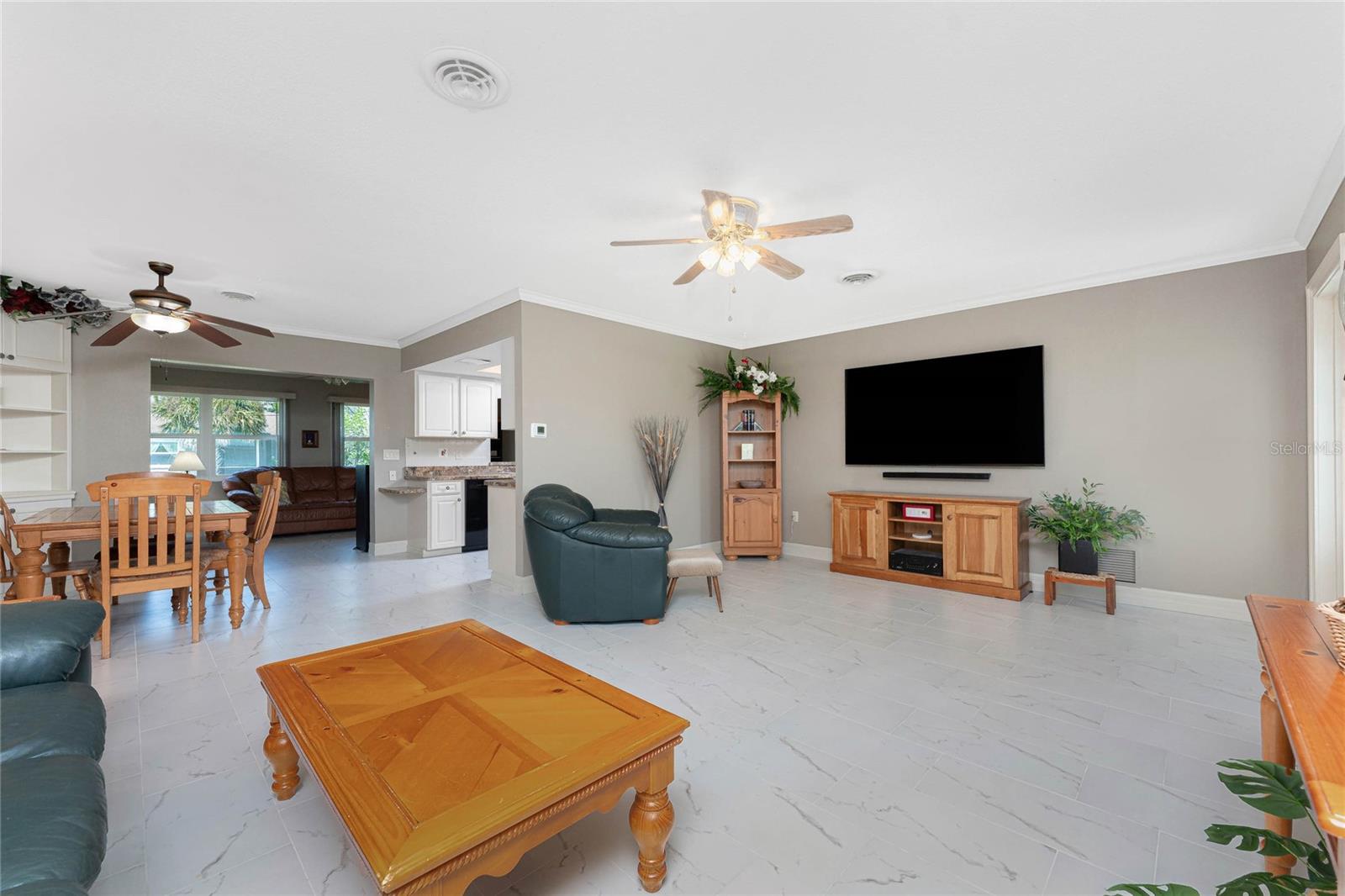 Image 11 of 52 For 1040 Oleander Street