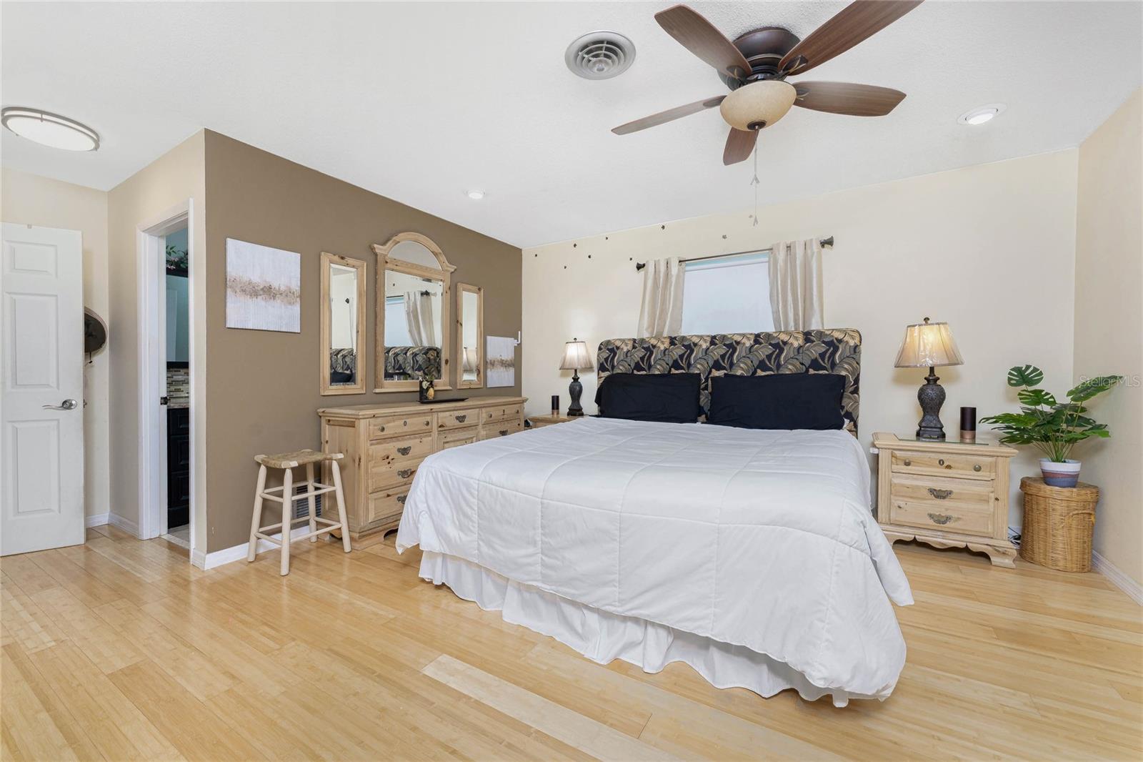 Image 27 of 52 For 1040 Oleander Street