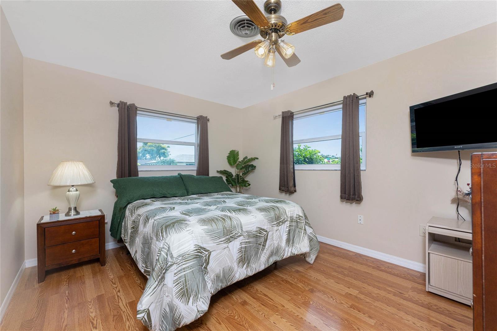 Image 31 of 52 For 1040 Oleander Street