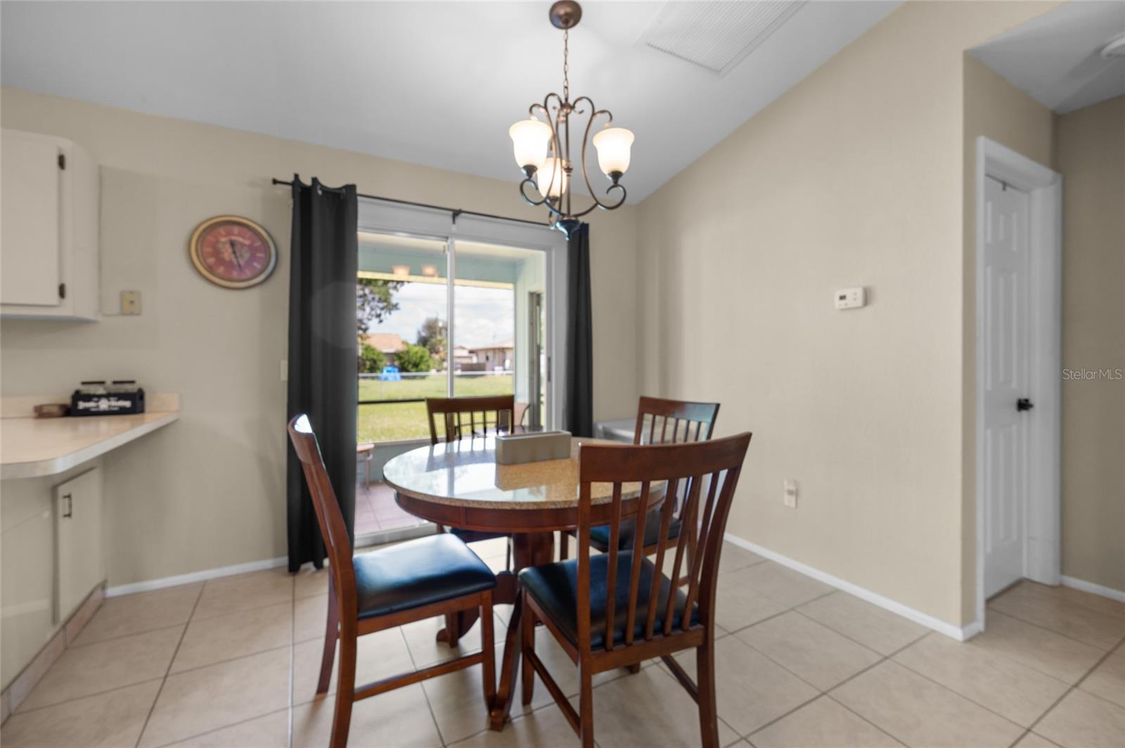 Image 6 of 32 For 9116 Castlehill Avenue