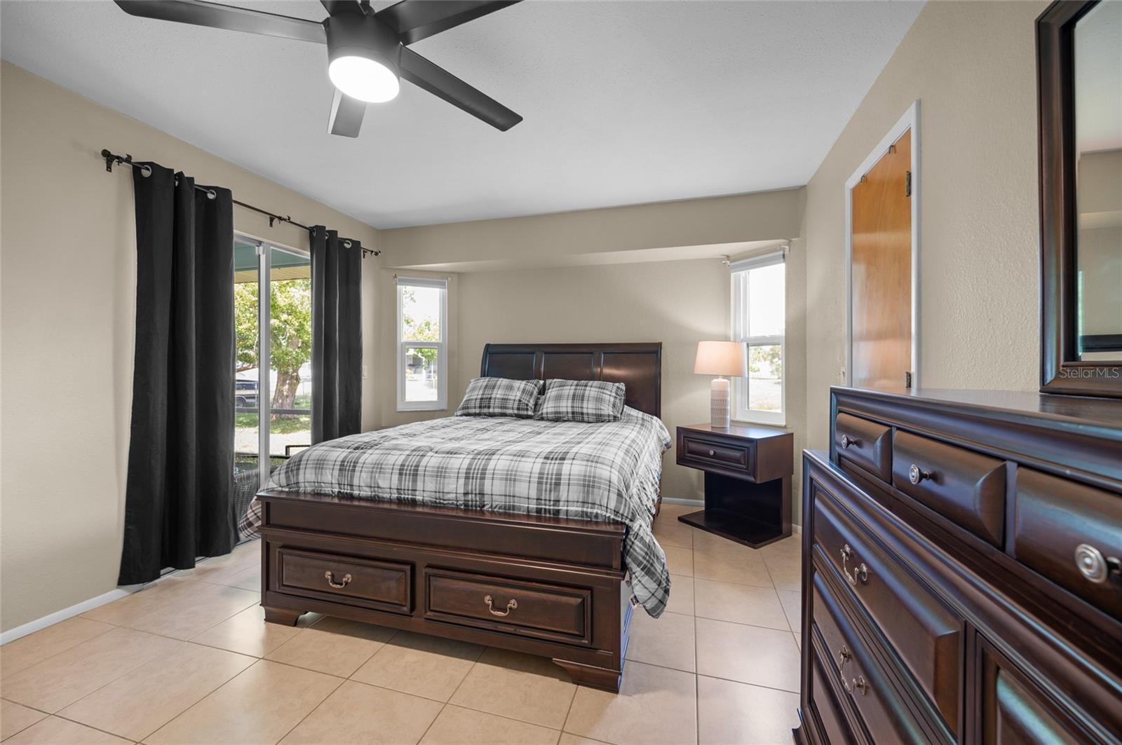 Image 7 of 32 For 9116 Castlehill Avenue