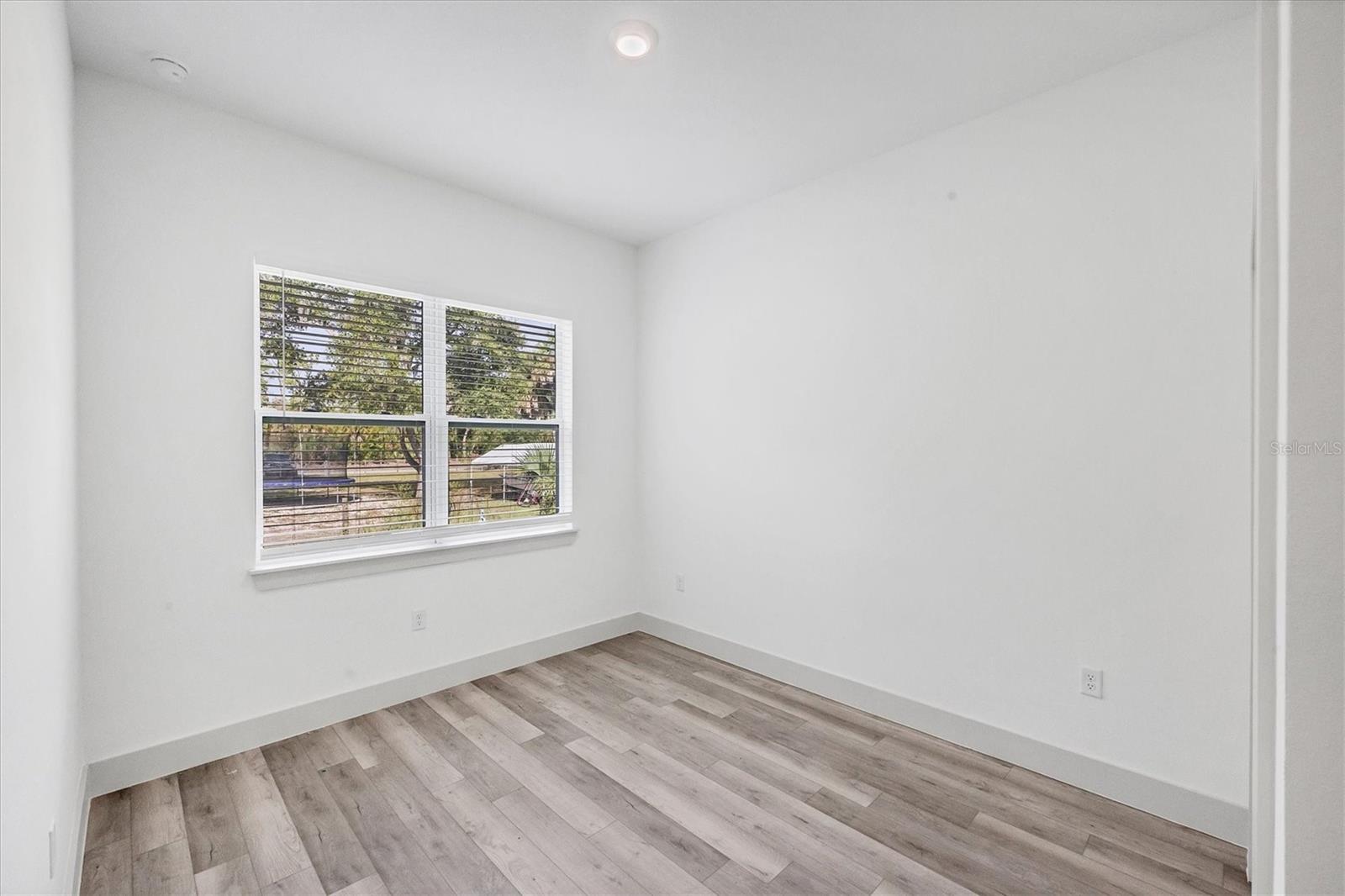 Image 24 of 38 For 406 Kindred Boulevard