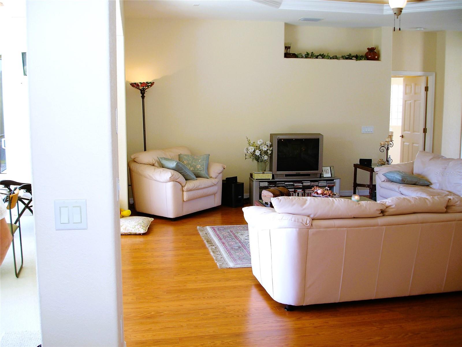 Image 3 of 16 For 2624 Abbotsford Street