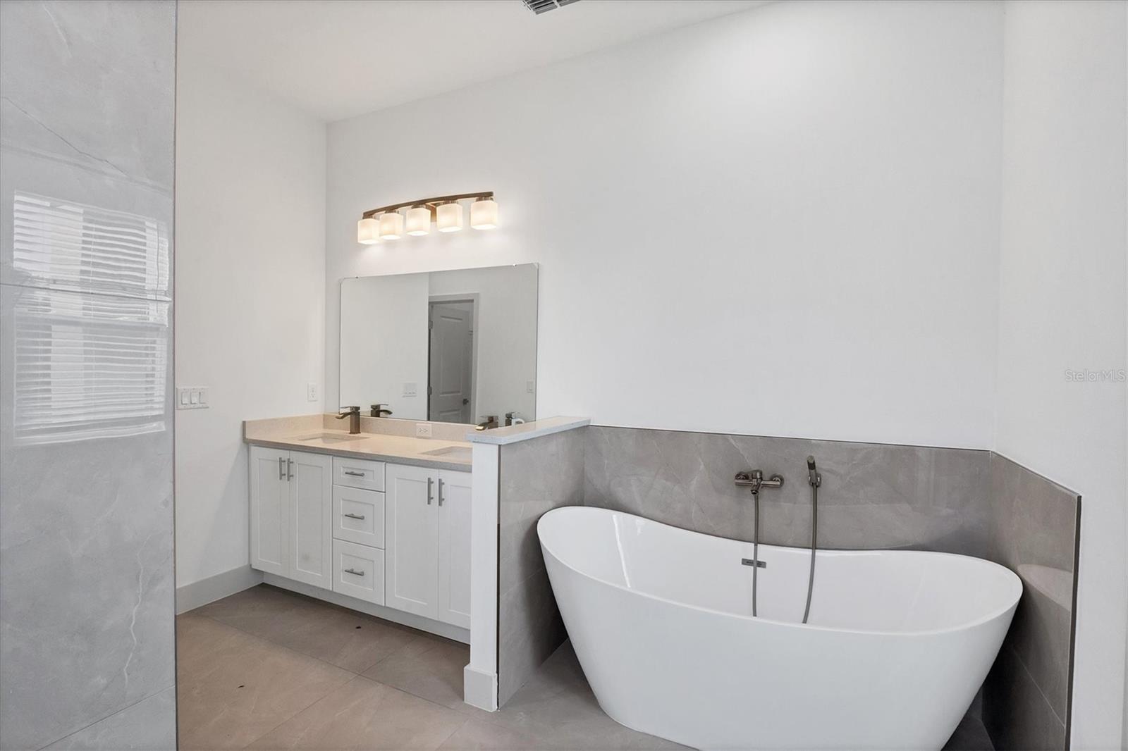 Image 21 of 38 For 19152 Addison Avenue