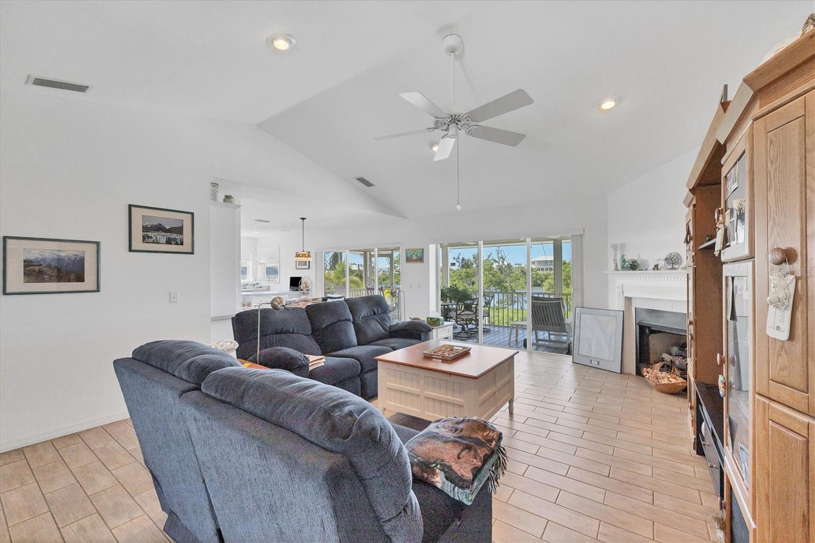 Image 10 of 38 For 271 Bocilla Drive