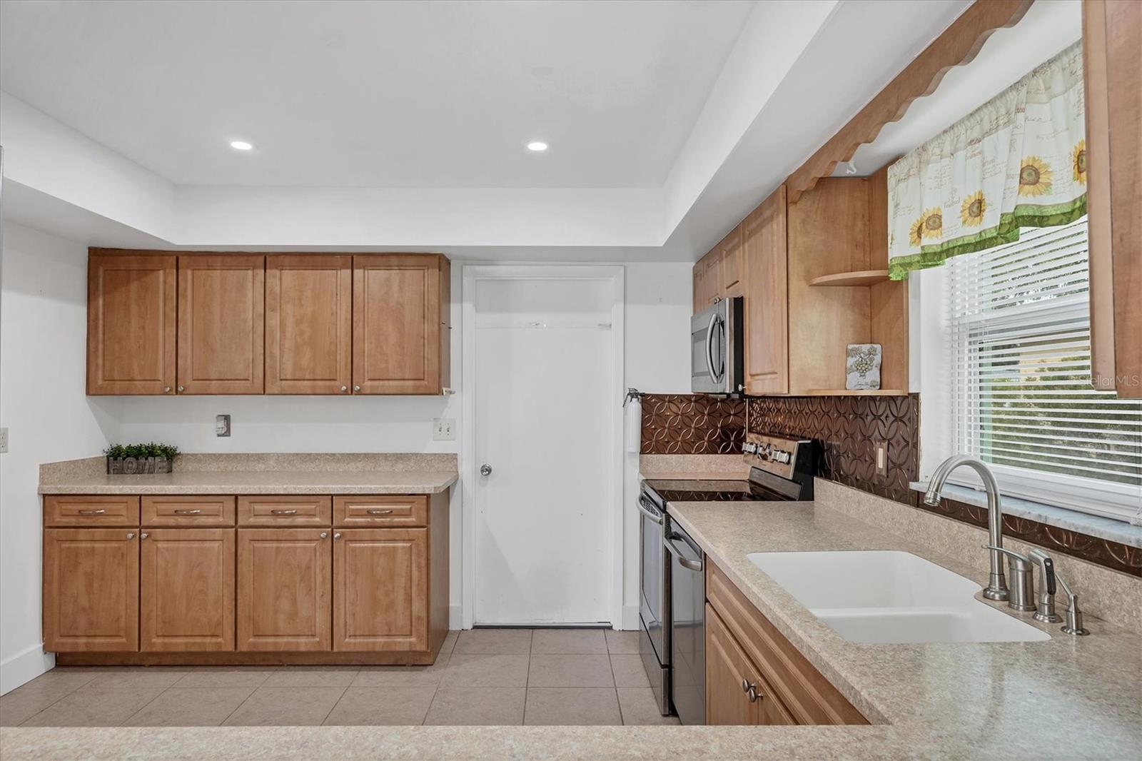 Image 21 of 54 For 76 Rotonda Circle