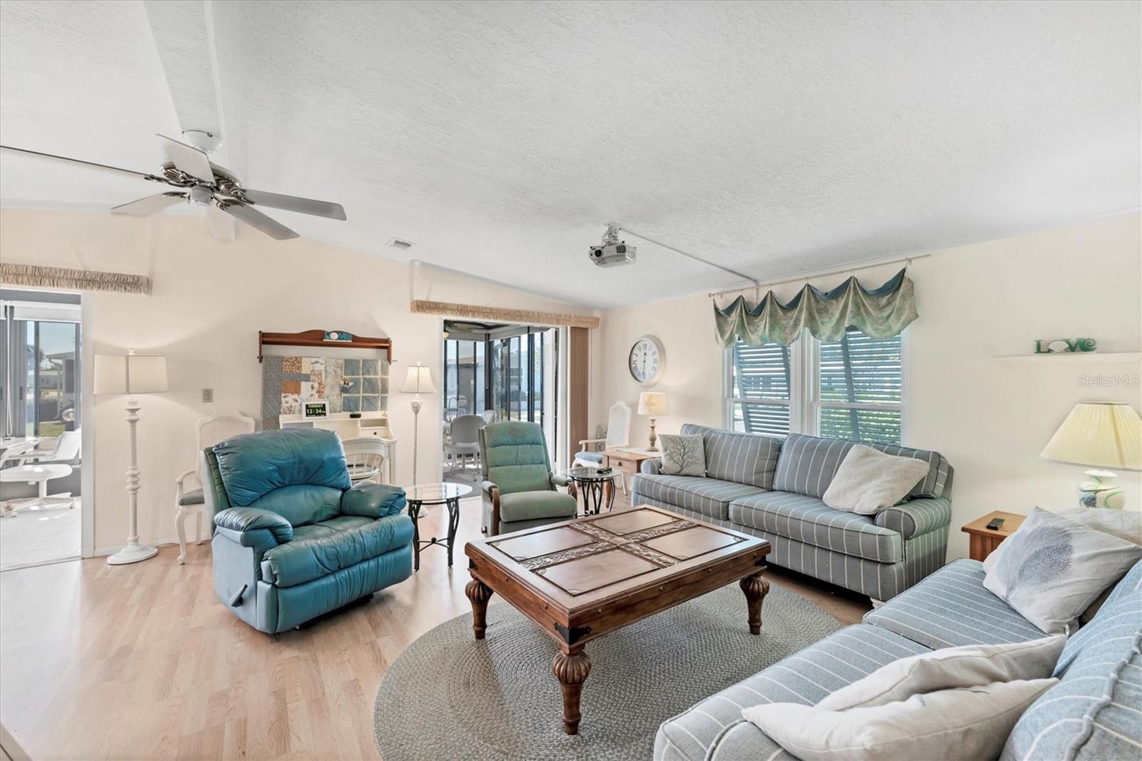 Image 11 of 50 For 735 Summersea Court