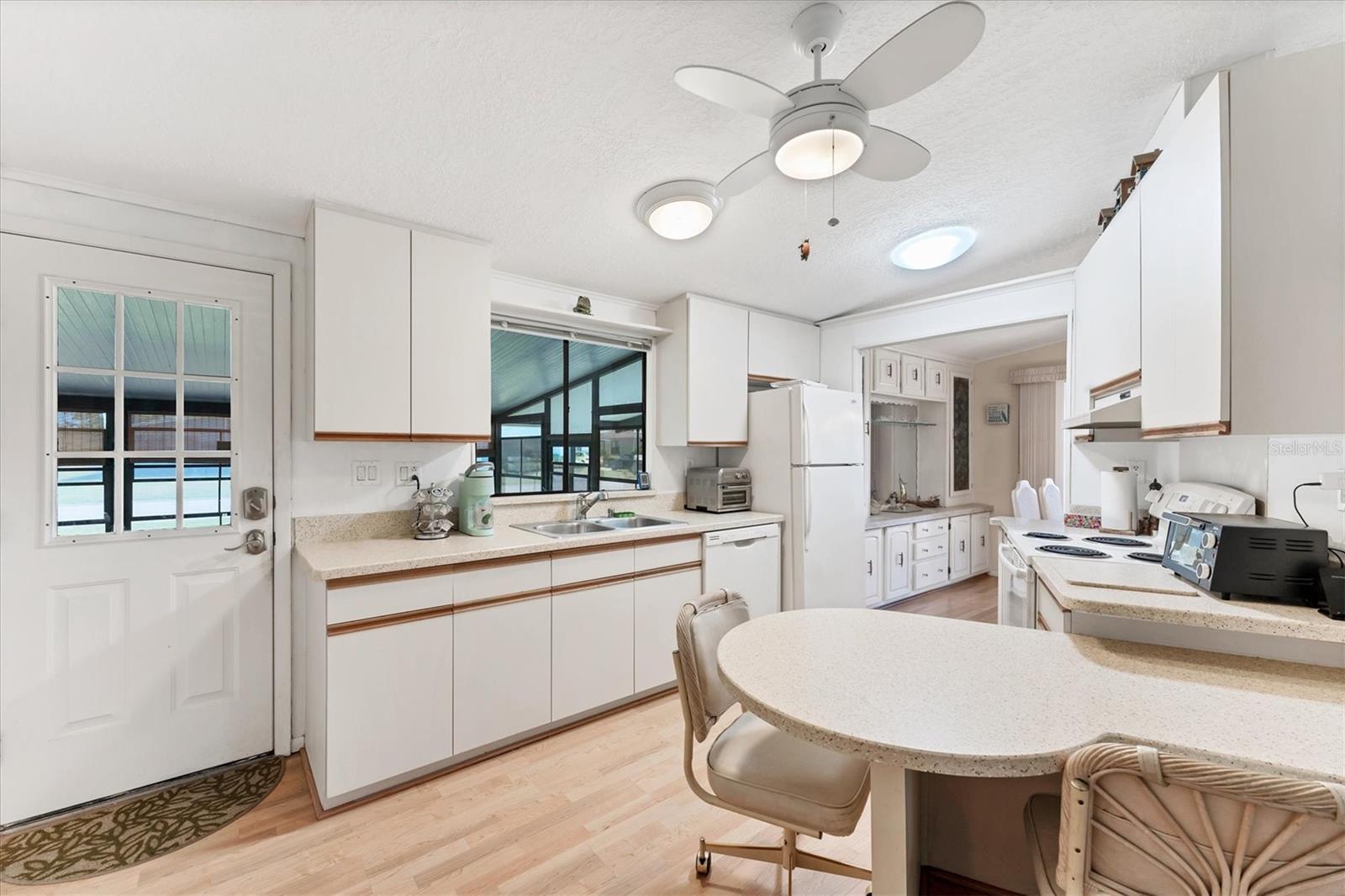 Image 14 of 50 For 735 Summersea Court