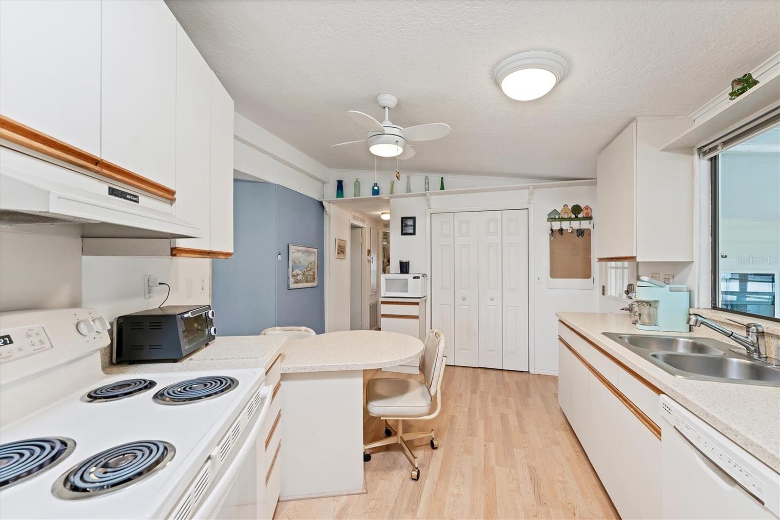 Image 15 of 50 For 735 Summersea Court