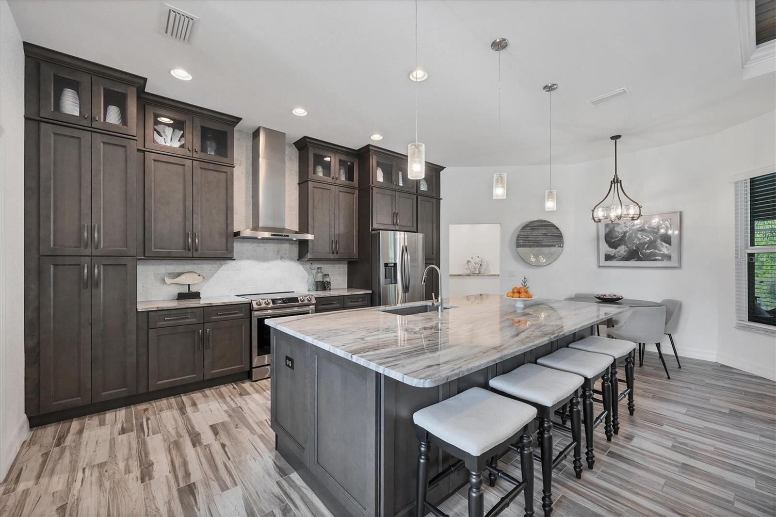 Image 11 of 45 For 27 Par View Place