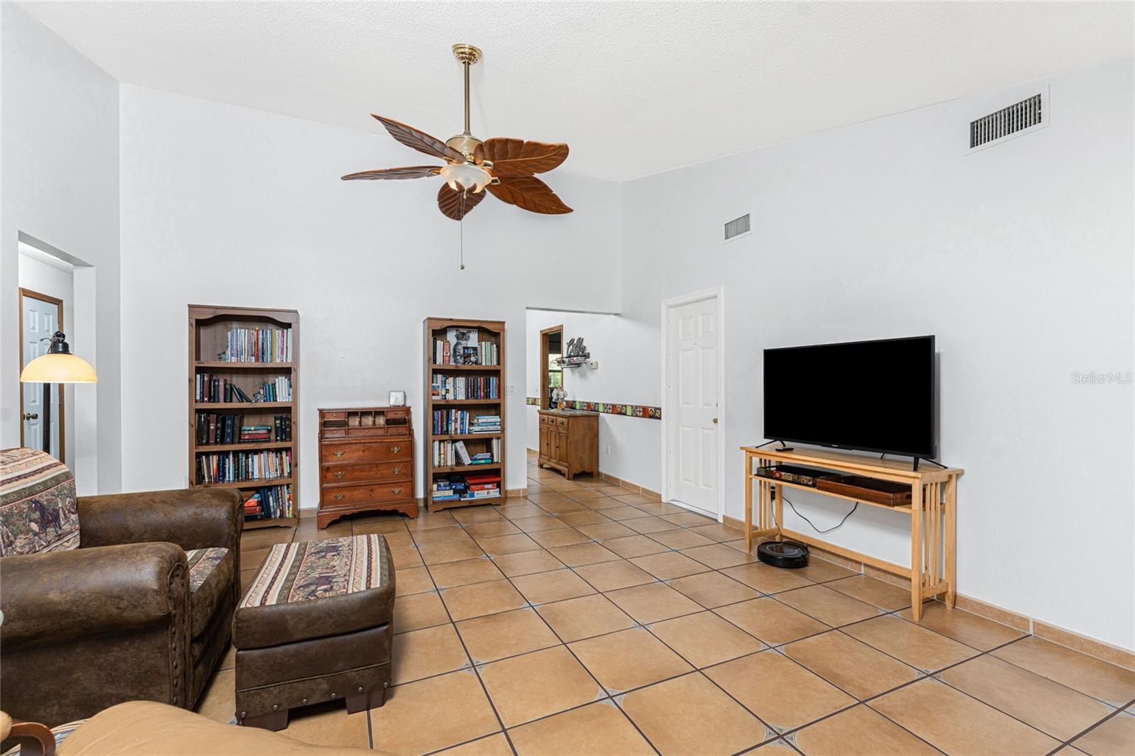 Image 10 of 61 For 660 Broadway Street