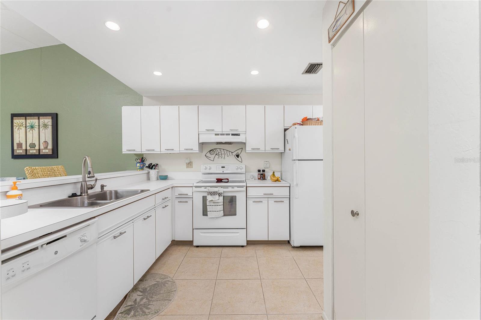 Image 11 of 42 For 6800 Placida Road 247