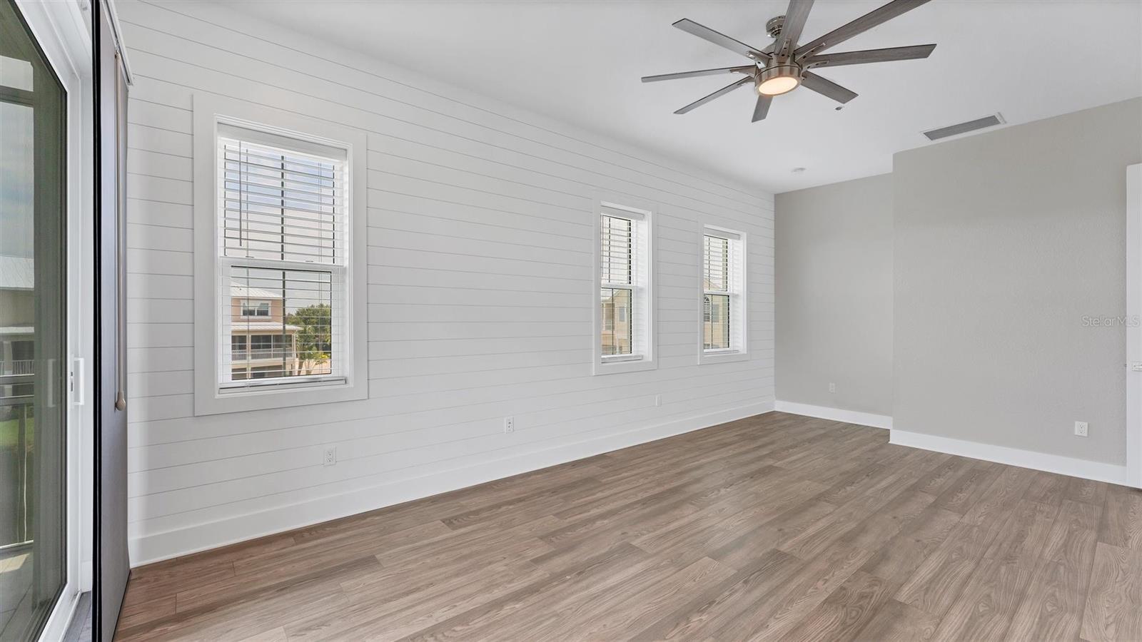 Image 31 of 75 For 10395 Longshore Road 33