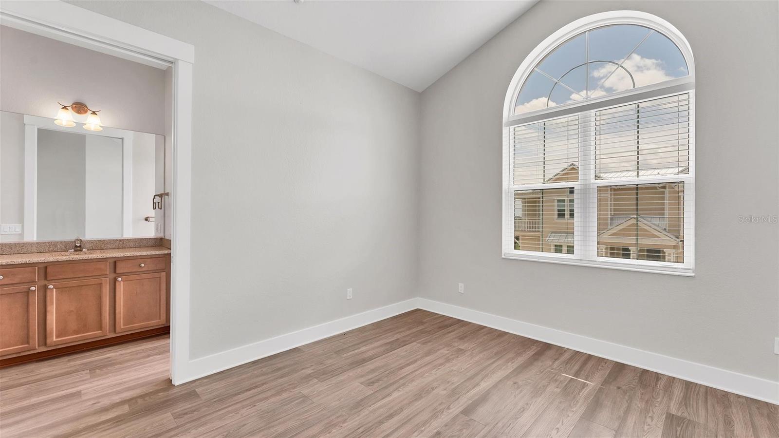 Image 37 of 75 For 10395 Longshore Road 33