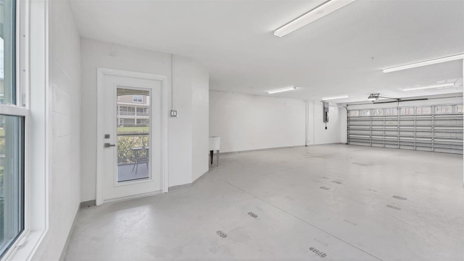 Image 49 of 75 For 10395 Longshore Road 33