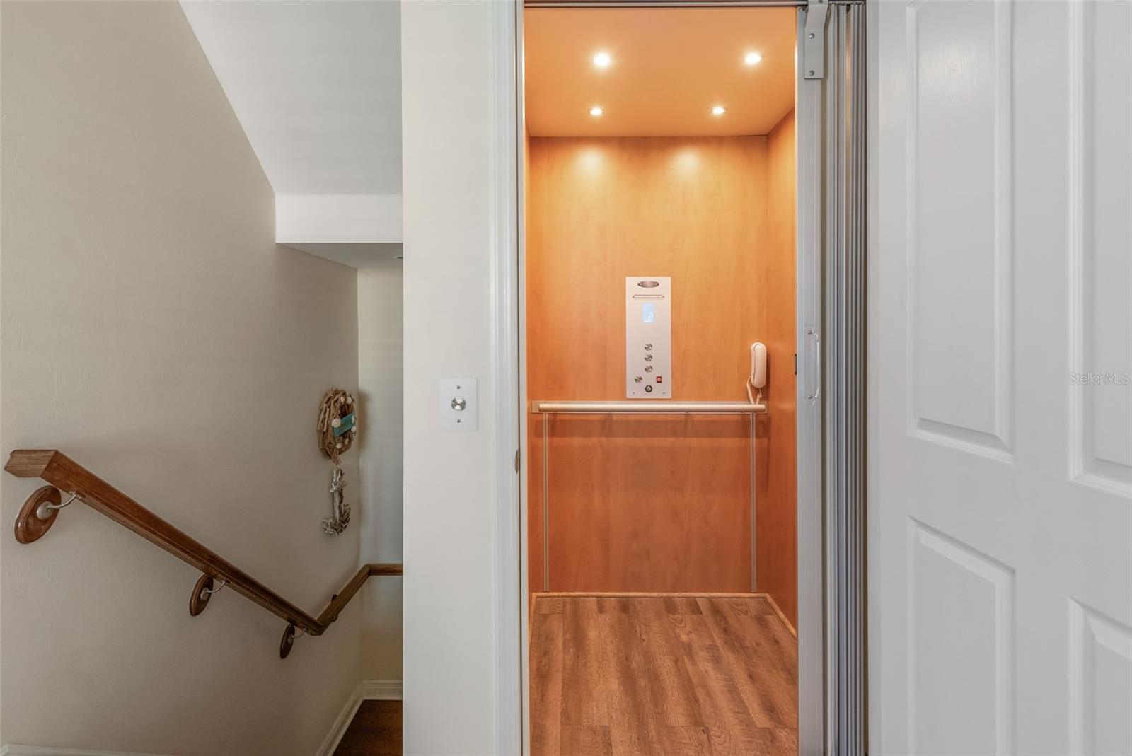 Image 8 of 76 For 10311 Lands End Circle 16