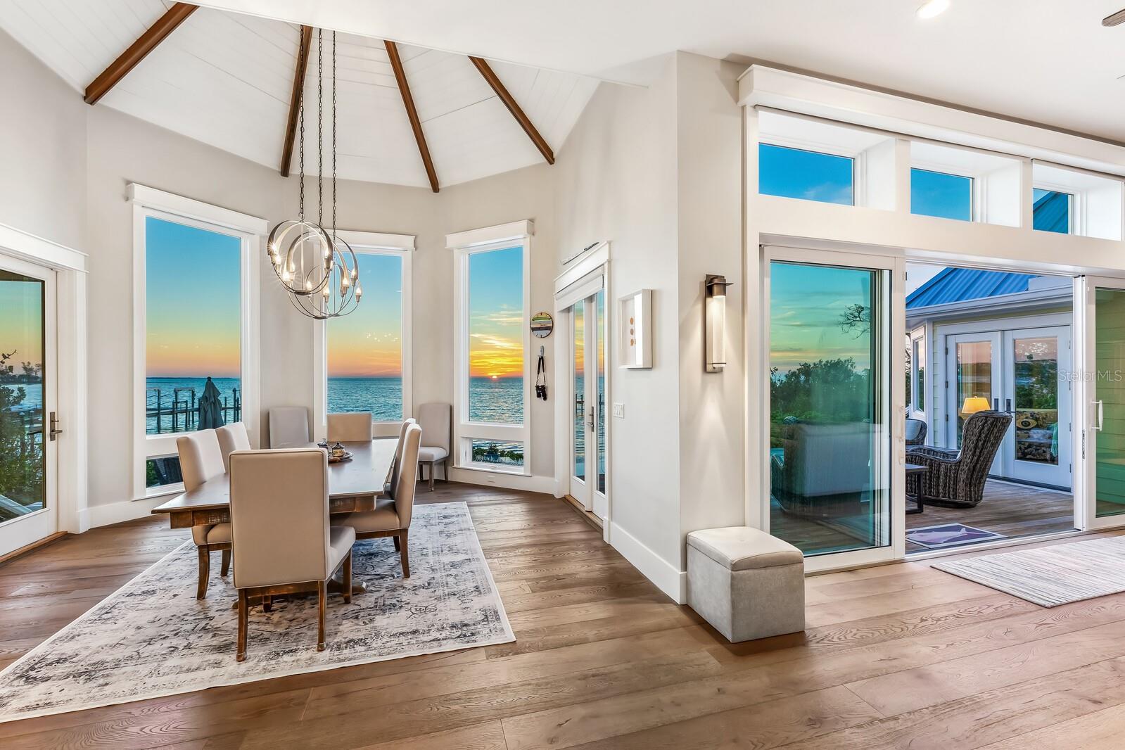 Listing photo id 13 for 1636 Treasure Lane