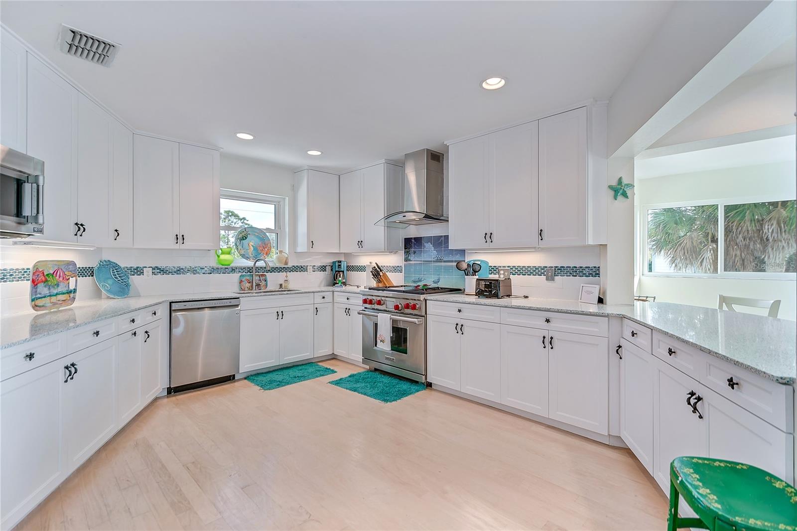 Listing photo id 2 for 3547 Gasparilla Road