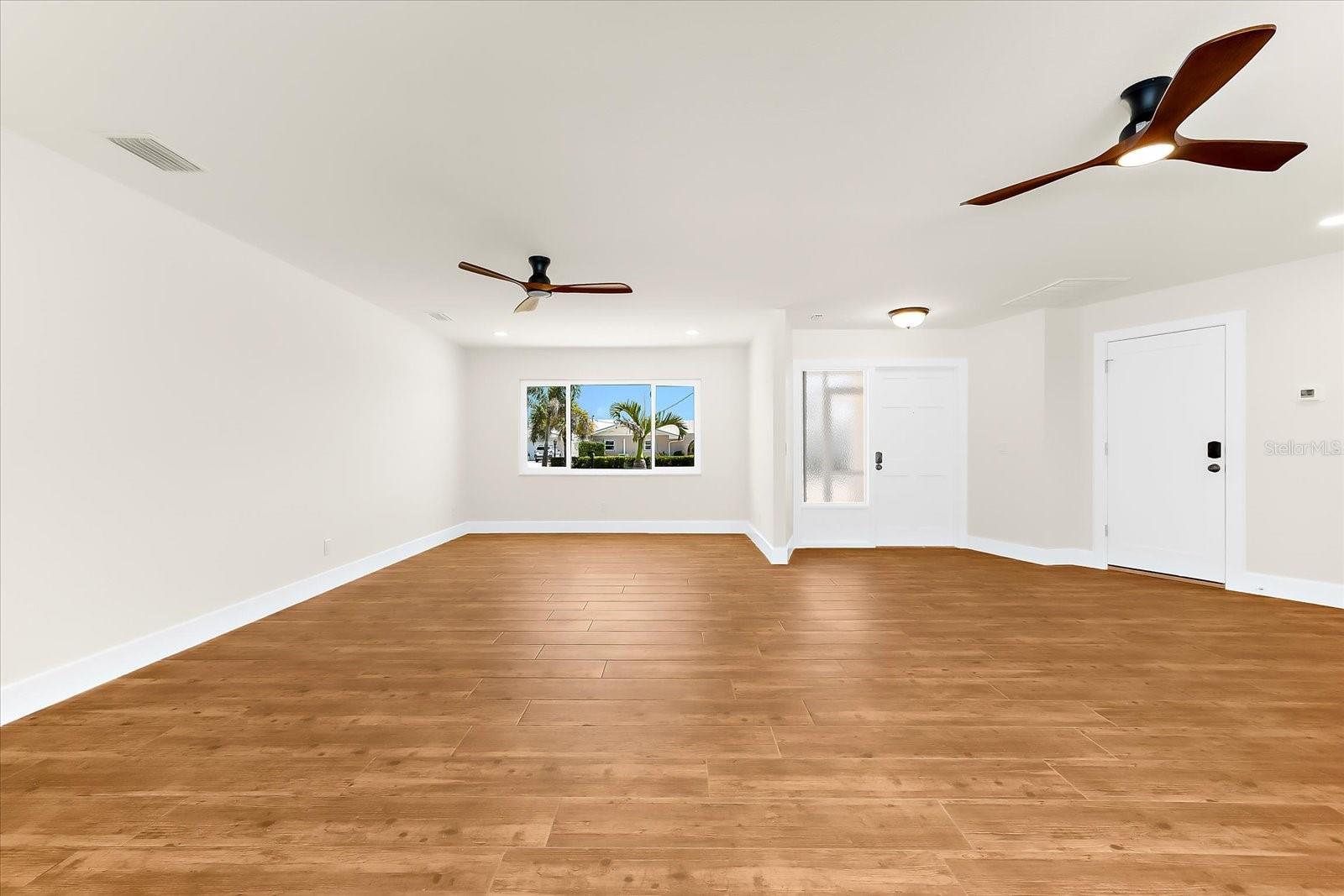 Listing photo id 3 for 1460 Deer Creek Drive