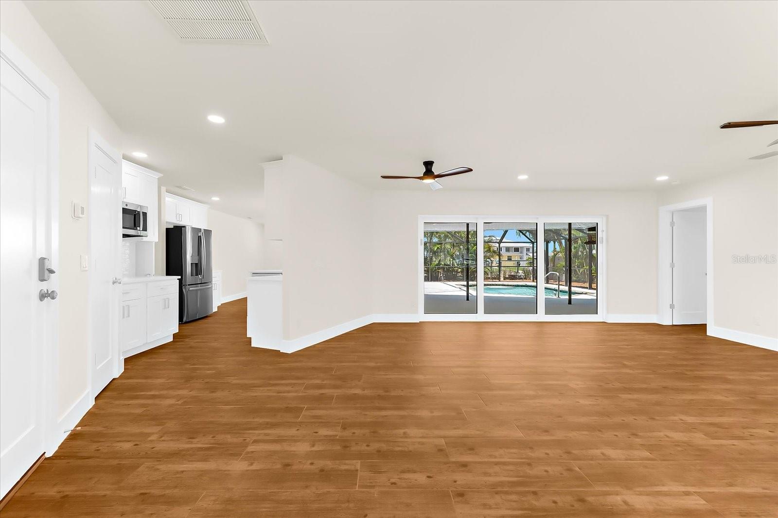 Listing photo id 4 for 1460 Deer Creek Drive