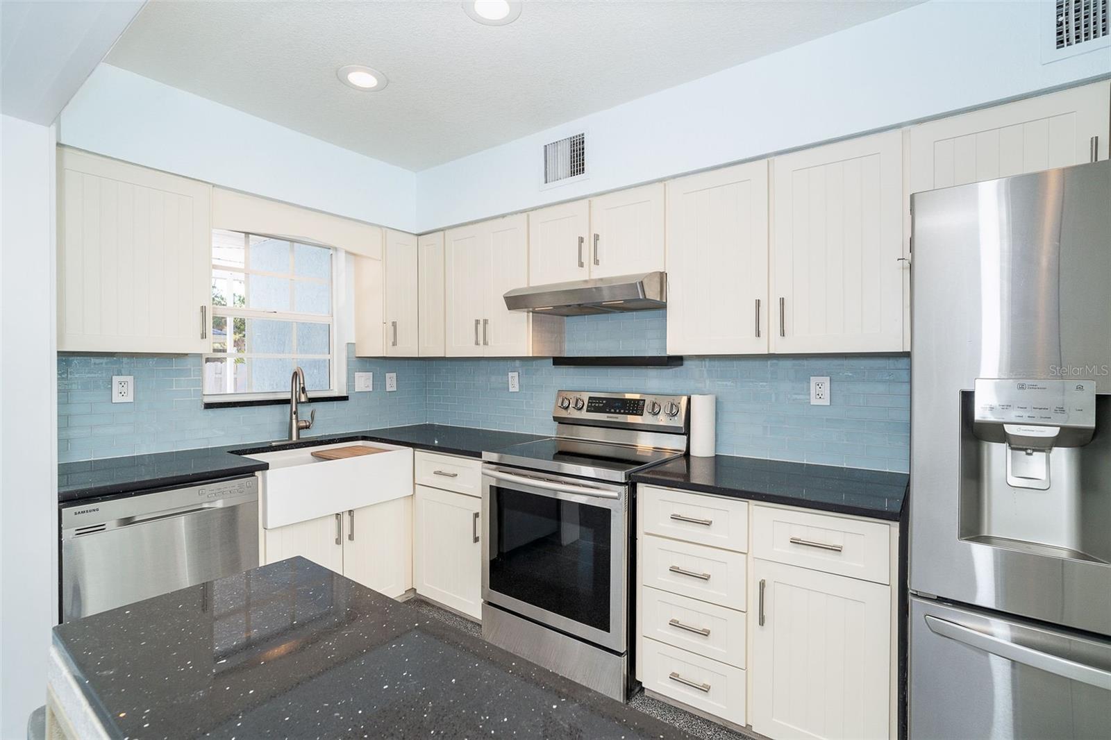 Image 14 of 58 For 2835 Beach Road A