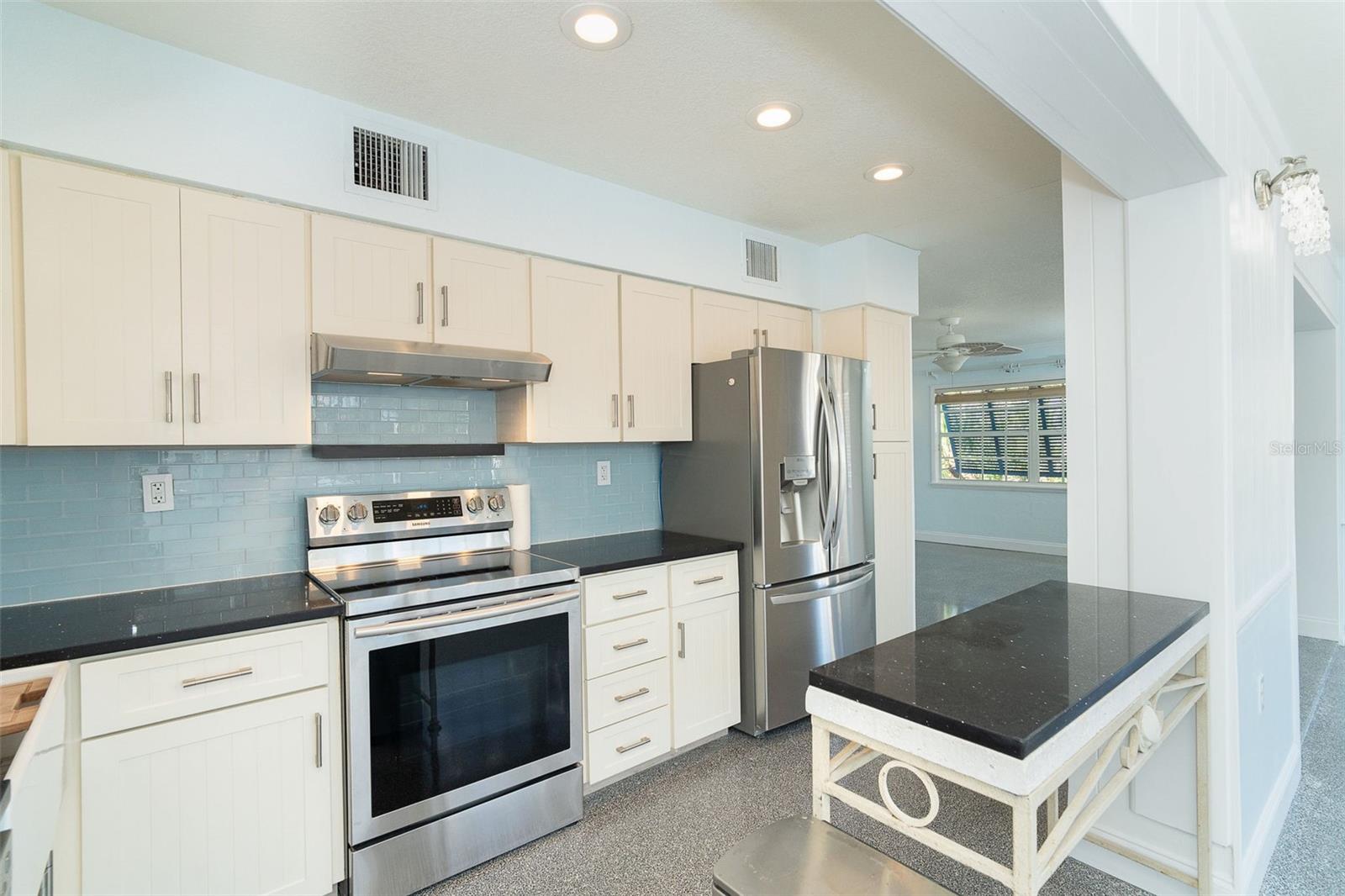 Image 16 of 58 For 2835 Beach Road A