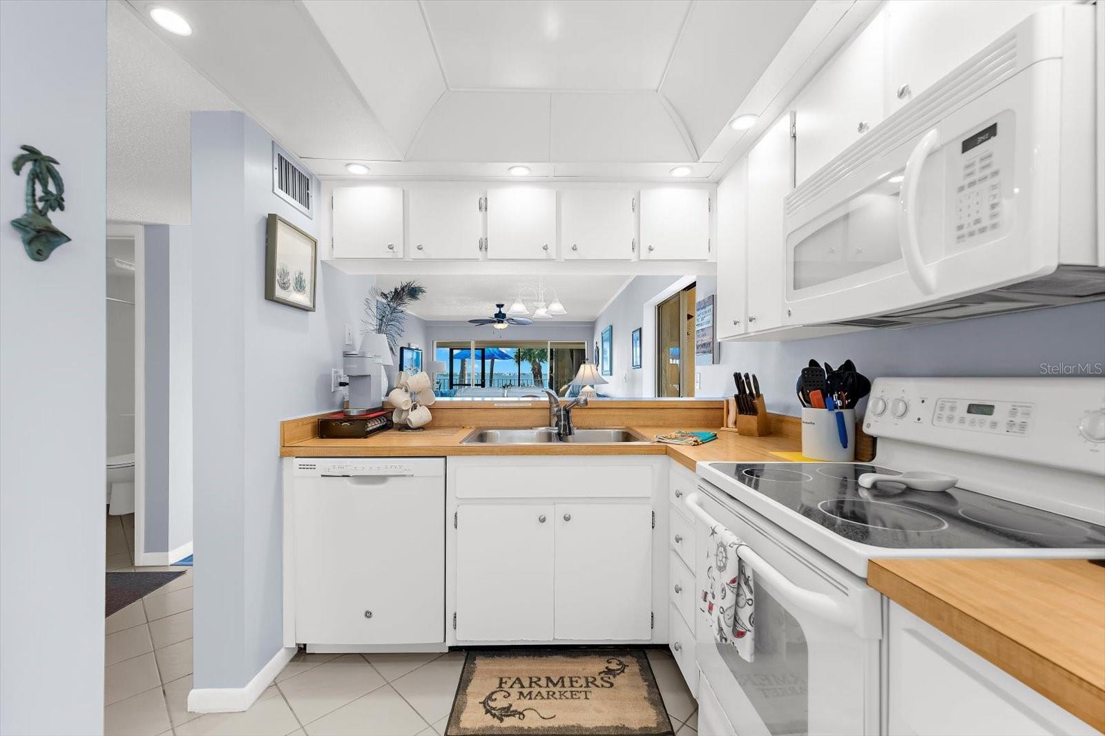 Image 4 of 41 For 1551 Beach Road 207